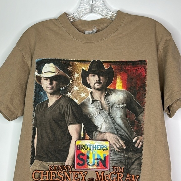 Kenny Chesney Tim McGraw Brothers In The Sun Tshirt Medium 2012 - Picture 2 of 5